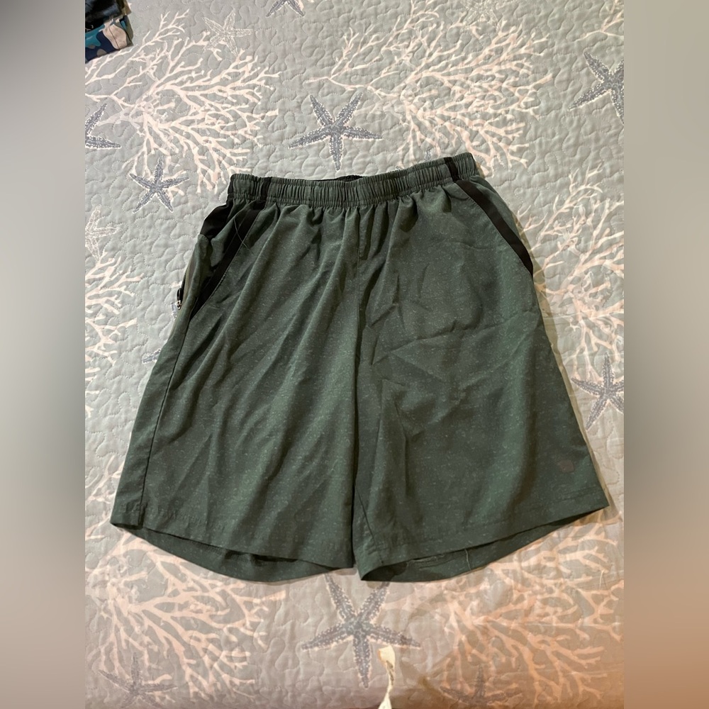 Hinc motion shorts men size small